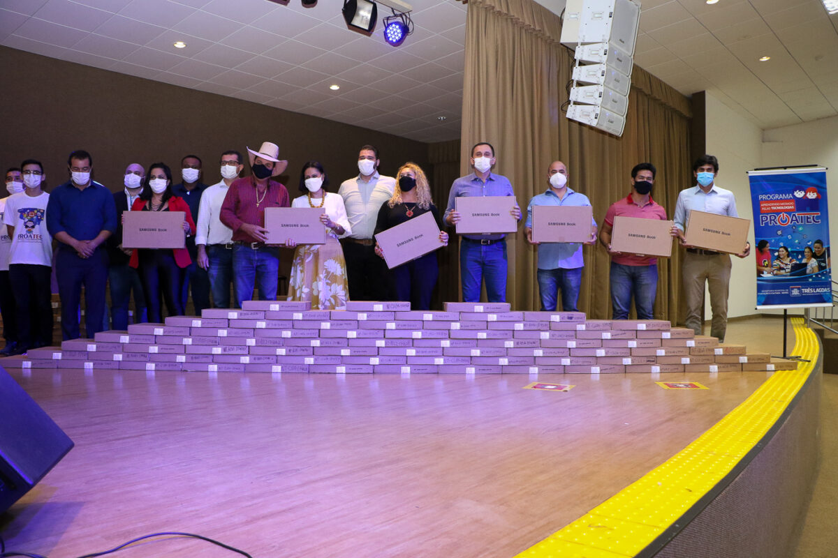 Guerreiro e Angela Brito fazem entrega simbólica de notes para professores e diretores da REME Guerreiro e Angela Brito fazem entrega simbólica de notes para professores e diretores da REME