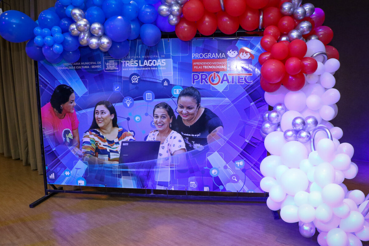 Guerreiro e Angela Brito fazem entrega simbólica de notes para professores e diretores da REME Guerreiro e Angela Brito fazem entrega simbólica de notes para professores e diretores da REME