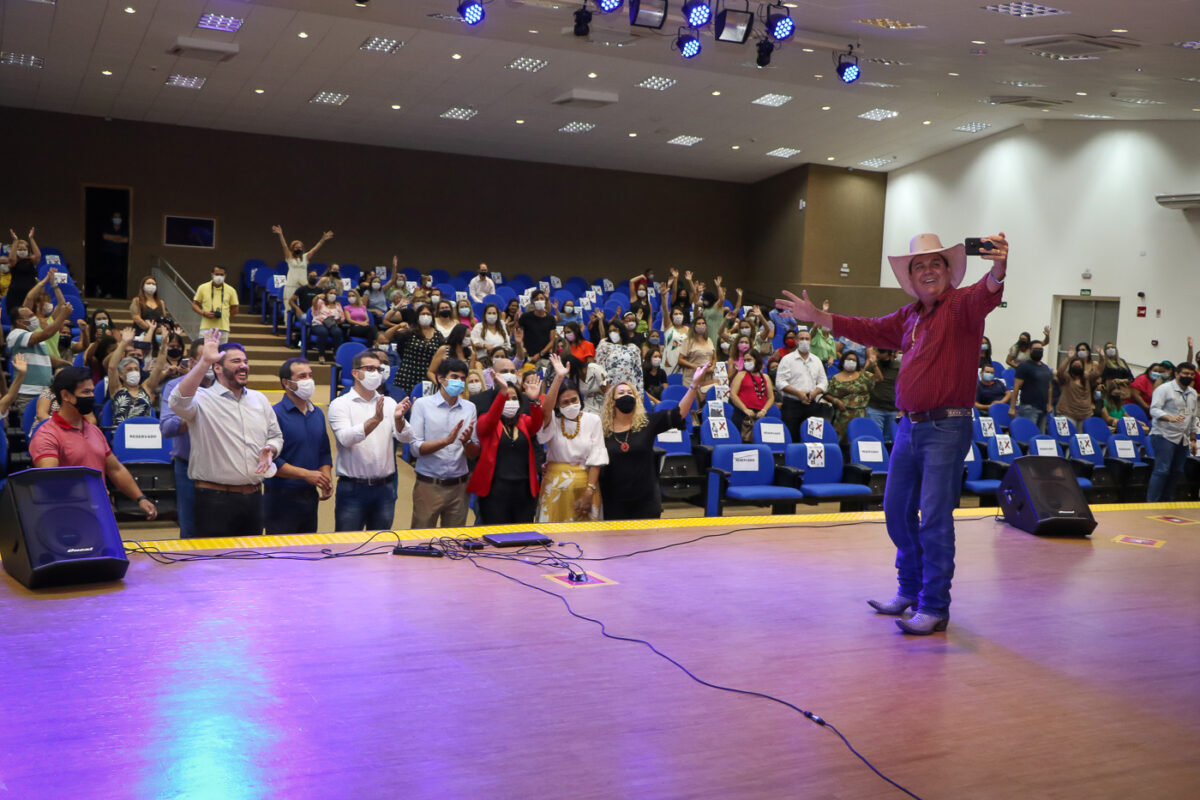 Guerreiro e Angela Brito fazem entrega simbólica de notes para professores e diretores da REME Guerreiro e Angela Brito fazem entrega simbólica de notes para professores e diretores da REME