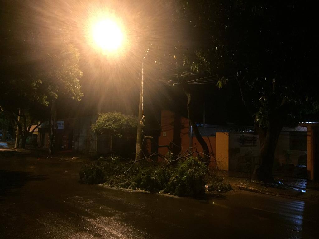 Temporal castiga Dourados no final da tarde desta terça-feira