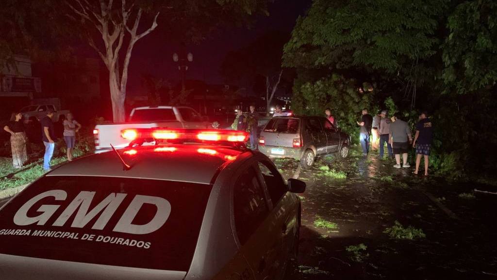 Temporal castiga Dourados no final da tarde desta terça-feira