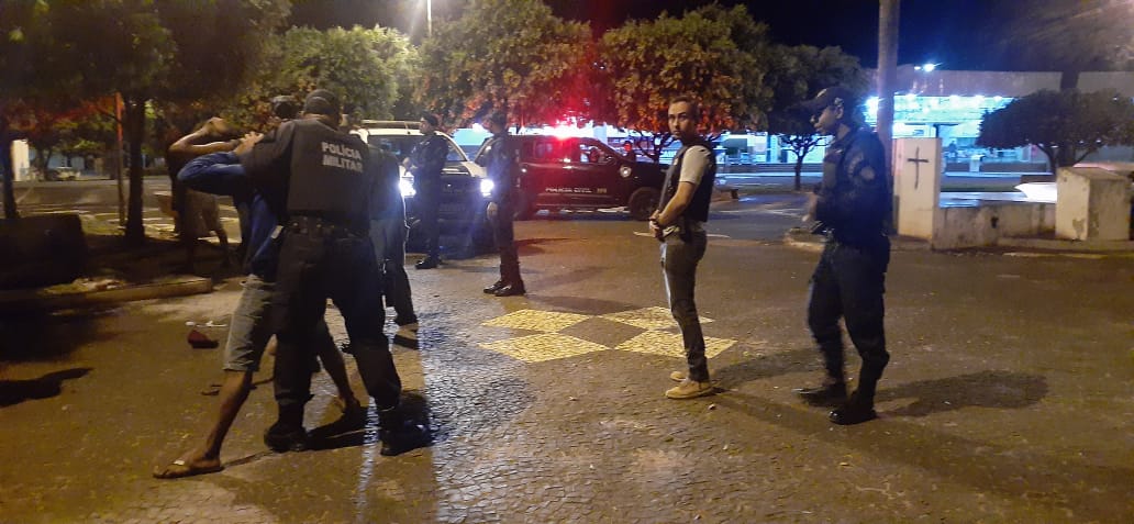 Em Três Lagoas, Operação Saturação aborda 72 pessoas, prende quatro e recupera dois veículos furtados