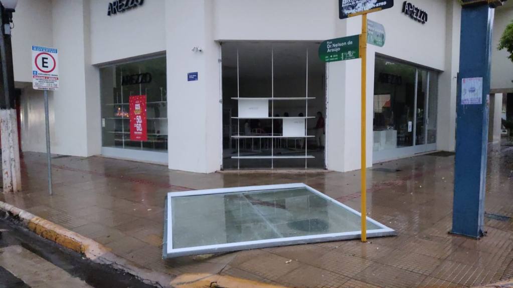 Temporal castiga Dourados no final da tarde desta terça-feira