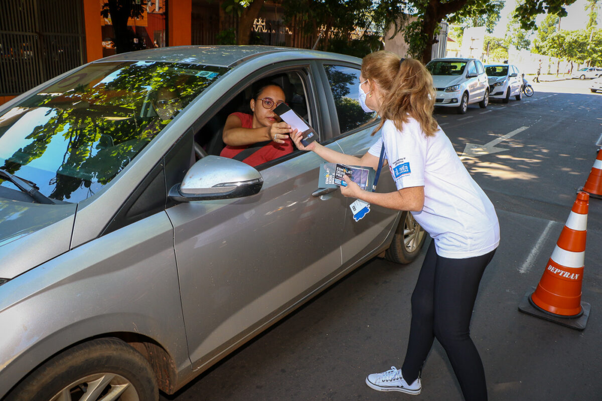 Assistência Social realiza blitz educativa em alusão à campanha “Esmola? Deixa pra lá”