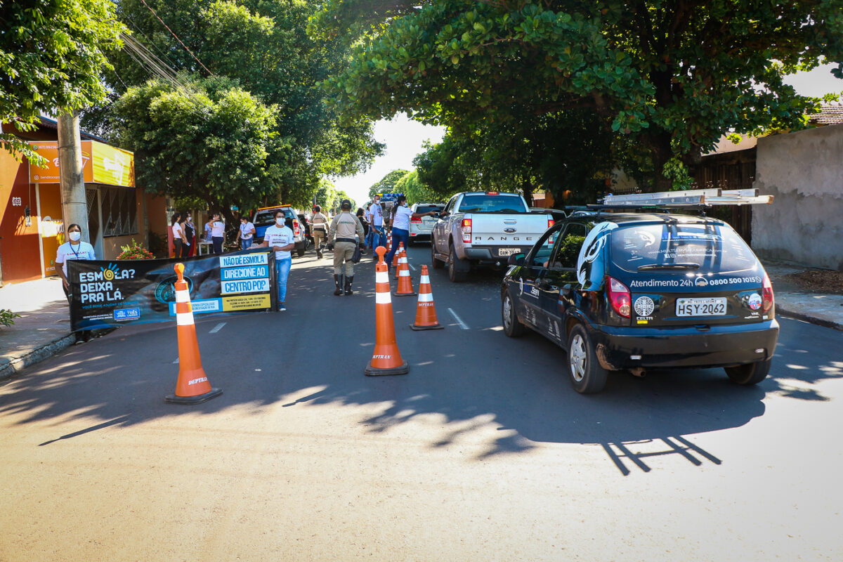 Assistência Social realiza blitz educativa em alusão à campanha “Esmola? Deixa pra lá”