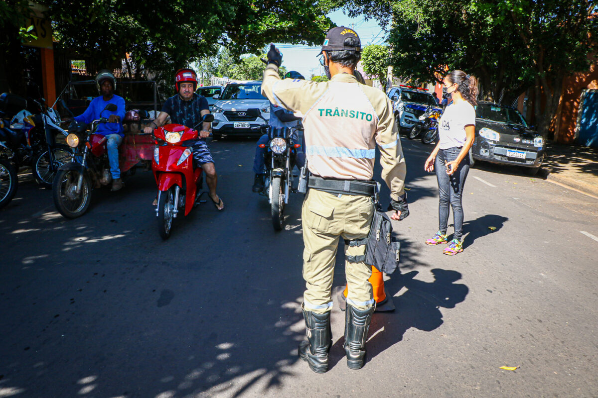 Assistência Social realiza blitz educativa em alusão à campanha “Esmola? Deixa pra lá”