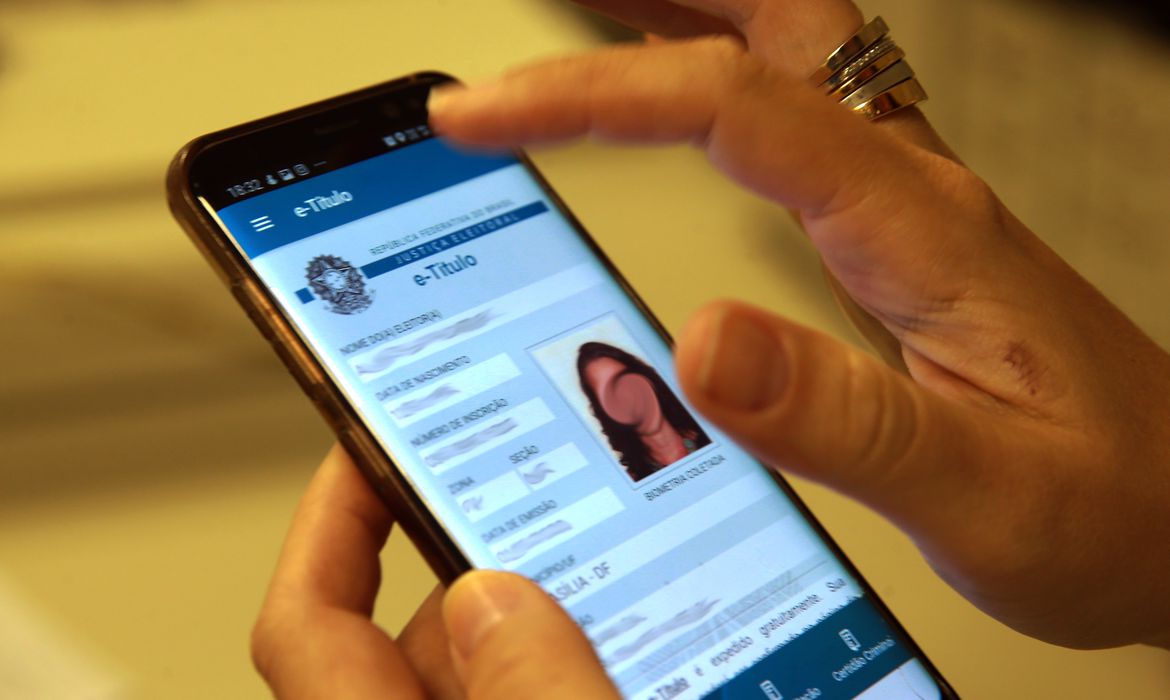 Eleitores têm até sábado para baixar ou atualizar o e-Título Eleitores têm até sábado para baixar ou atualizar o e-Título
