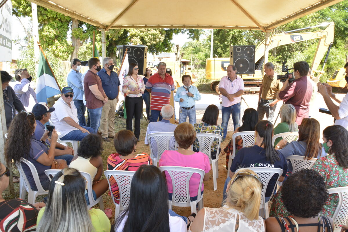 Akira assina ordem de serviço para pavimentação de estrada vicinal no bairro da Reta A-1