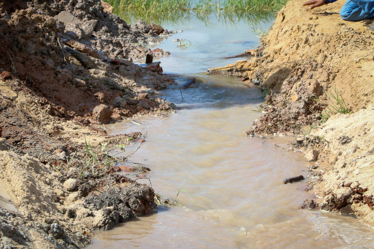 Prefeito Angelo Guerreiro entrega obra de canalização para salvar a 1ª Lagoa