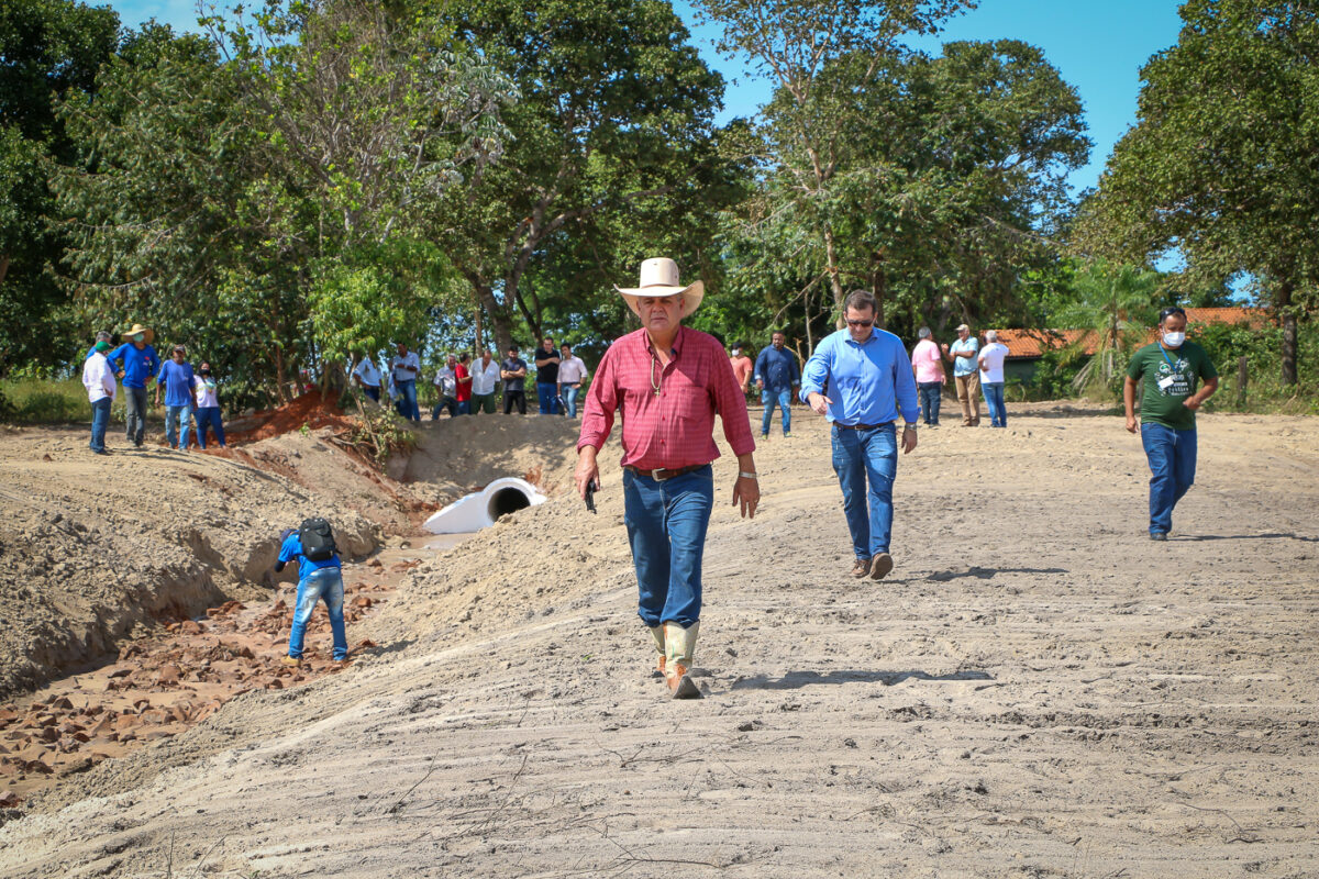 Prefeito Angelo Guerreiro entrega obra de canalização para salvar a 1ª Lagoa