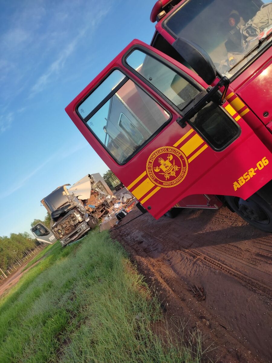 Mais um acidente entre caminhões é registrado na BR 262, em frente ao Posto Mutum