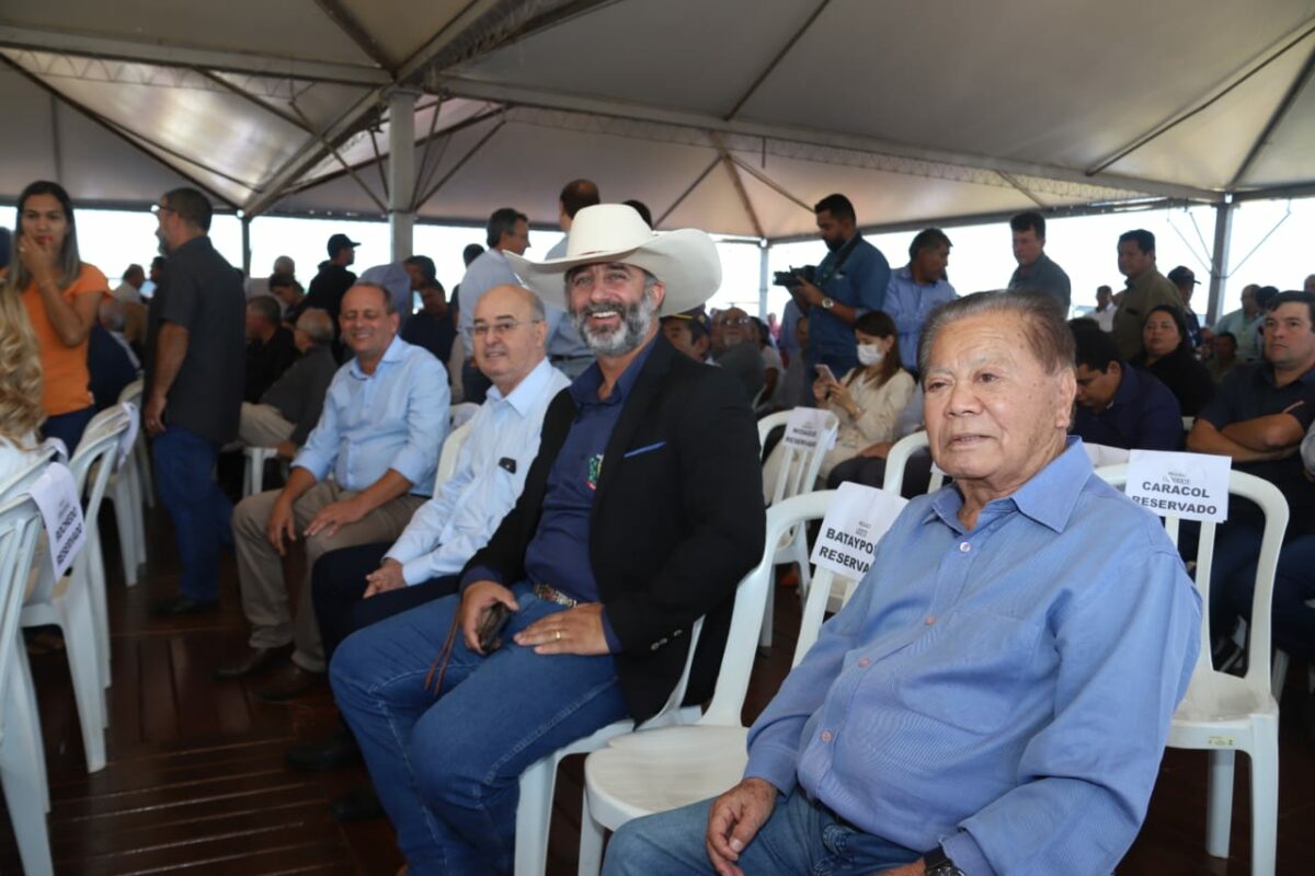 Em Campo Grande, prefeito Akira recebe trator para apoiar trabalho da agricultura familiar em Bataguassu Em Campo Grande, prefeito Akira recebe trator para apoiar trabalho da agricultura familiar em Bataguassu