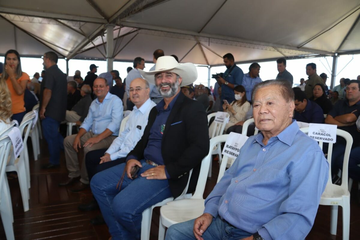 Em Campo Grande, prefeito Akira recebe trator para apoiar trabalho da agricultura familiar em Bataguassu