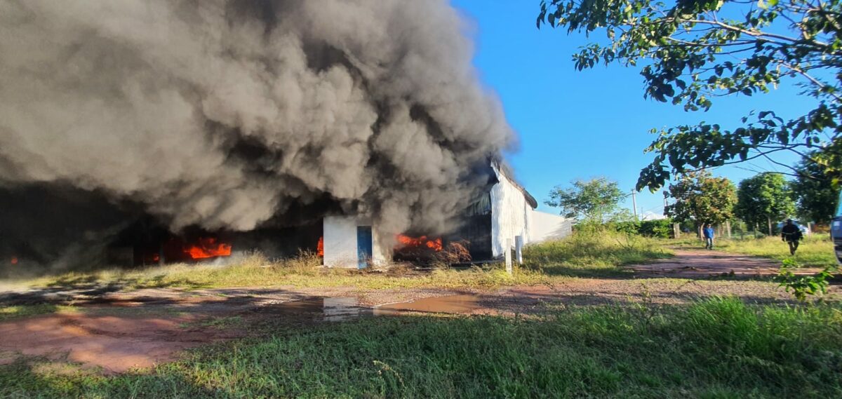 VÍDEO: depósito de tecidos pega fogo no Distrito Industrial, em Três Lagoas