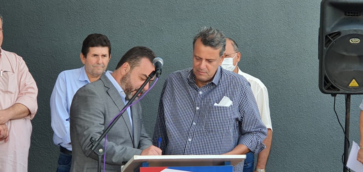 Chaves do Hospital Regional são entregues ao diretor do Instituto Acqua Chaves do Hospital Regional são entregues ao diretor do Instituto Acqua