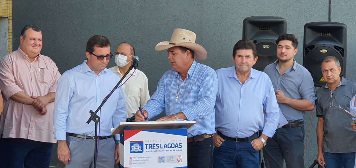 Chaves do Hospital Regional são entregues ao diretor do Instituto Acqua Chaves do Hospital Regional são entregues ao diretor do Instituto Acqua