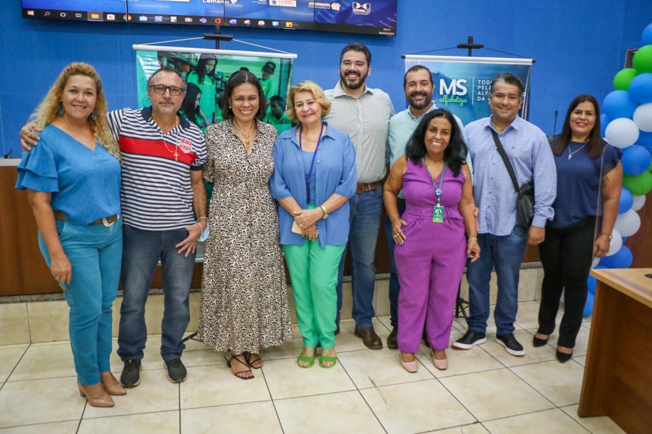 Três Lagoas recebe mais de 3.400 livros didáticos para alunos do 1º e 2º ano
