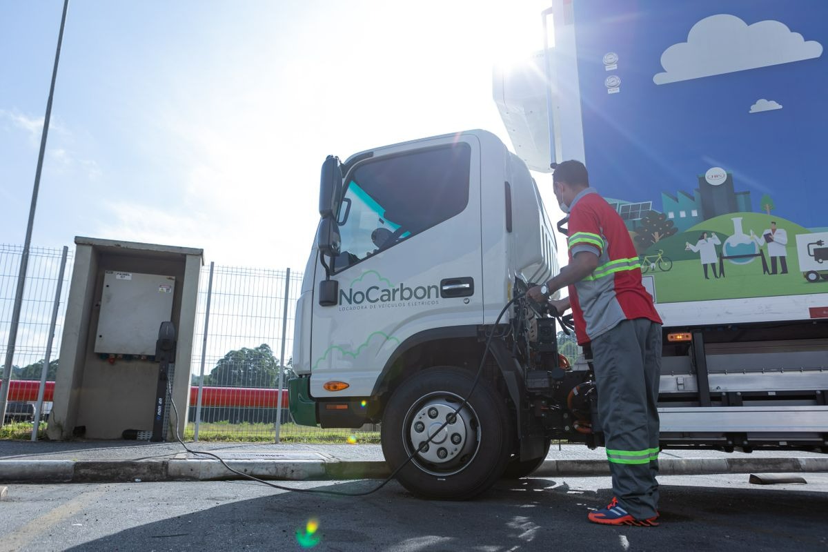 JBS lança nova empresa para a locação de caminhões 100% elétricos e reduz emissões dos seus negócios