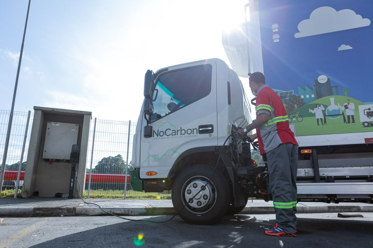 JBS lança nova empresa para a locação de caminhões 100% elétricos e reduz emissões dos seus negócios JBS lança nova empresa para a locação de caminhões 100% elétricos e reduz emissões dos seus negócios