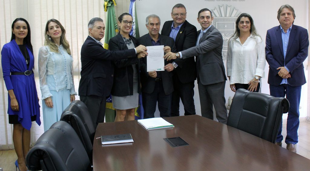 Reinaldo Azambuja promove 1.016 policiais civis de MS; “maior promoção da história”, diz