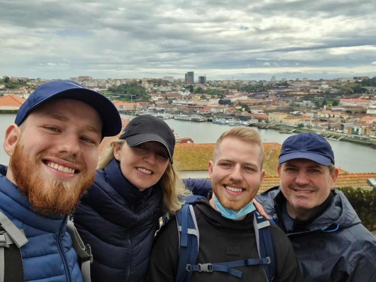 Casal de Três Lagoas, supera limites do corpo percorrendo o Caminho de Santiago de Compostela