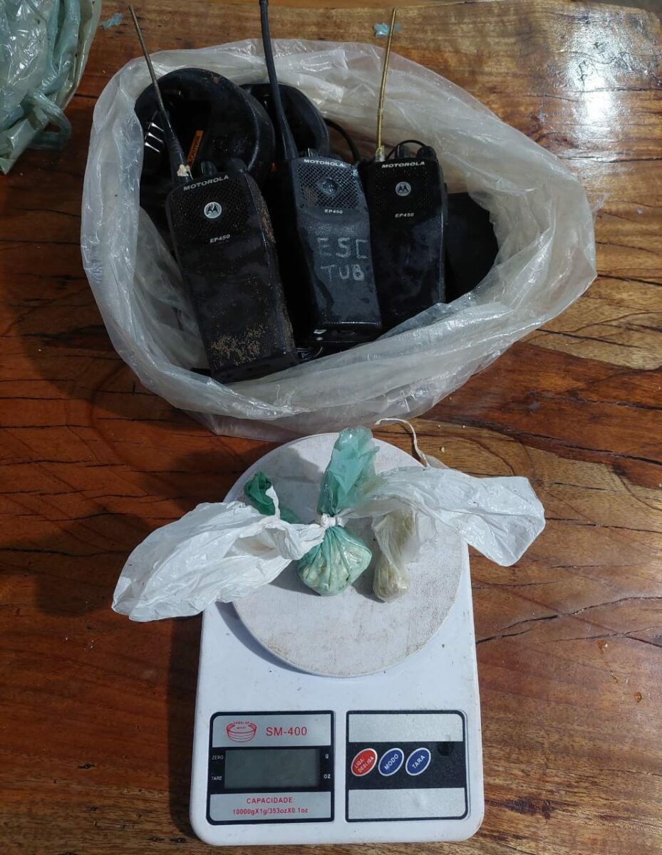 Polícia Militar de Ribas do Rio Pardo apreende drogas e rádios comunicadores Polícia Militar de Ribas do Rio Pardo apreende drogas e rádios comunicadores