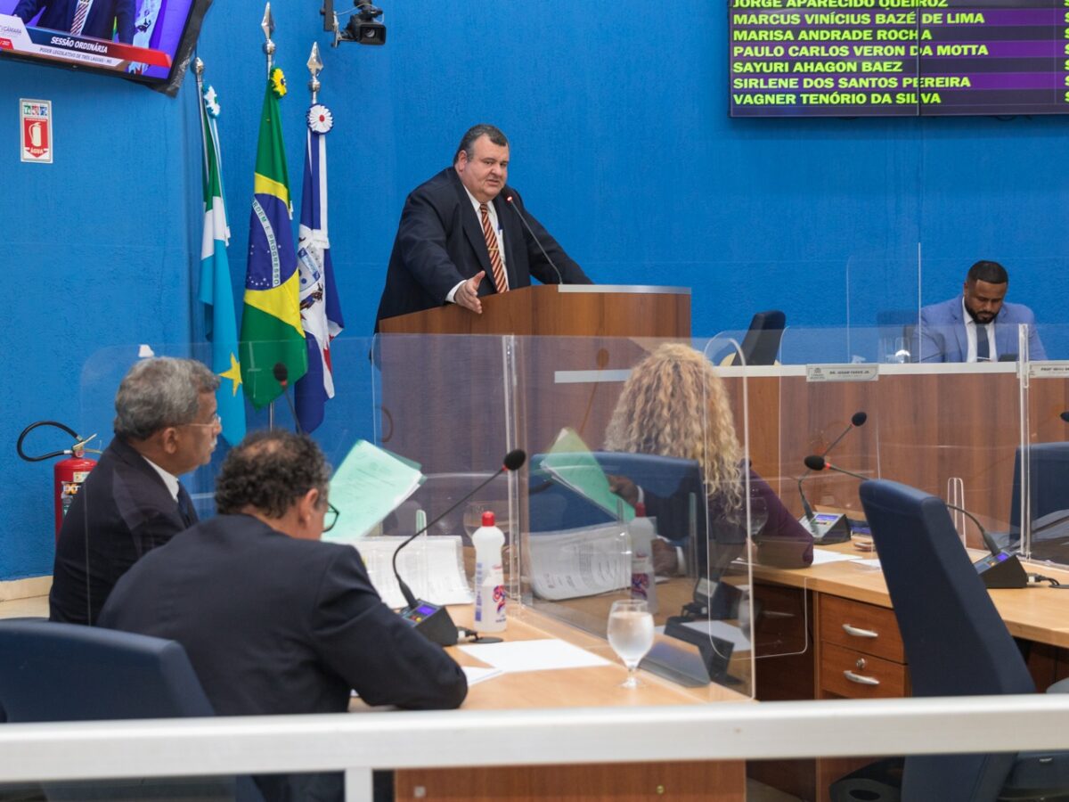 Vereadores aprovam projetos visando palestras em escolas e tratamento de animais custeado por agressor