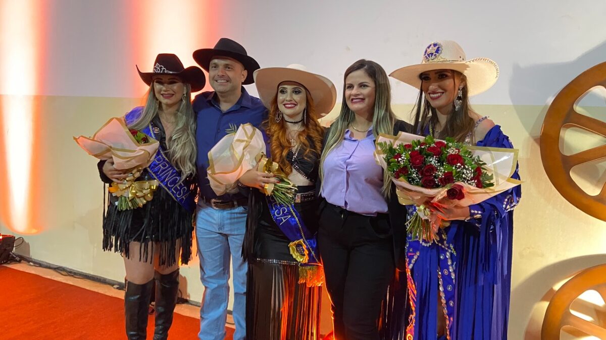 União entrega as faixas e coroas para Madrinha, Rainha, 1ª e 2ª Princesa da festa