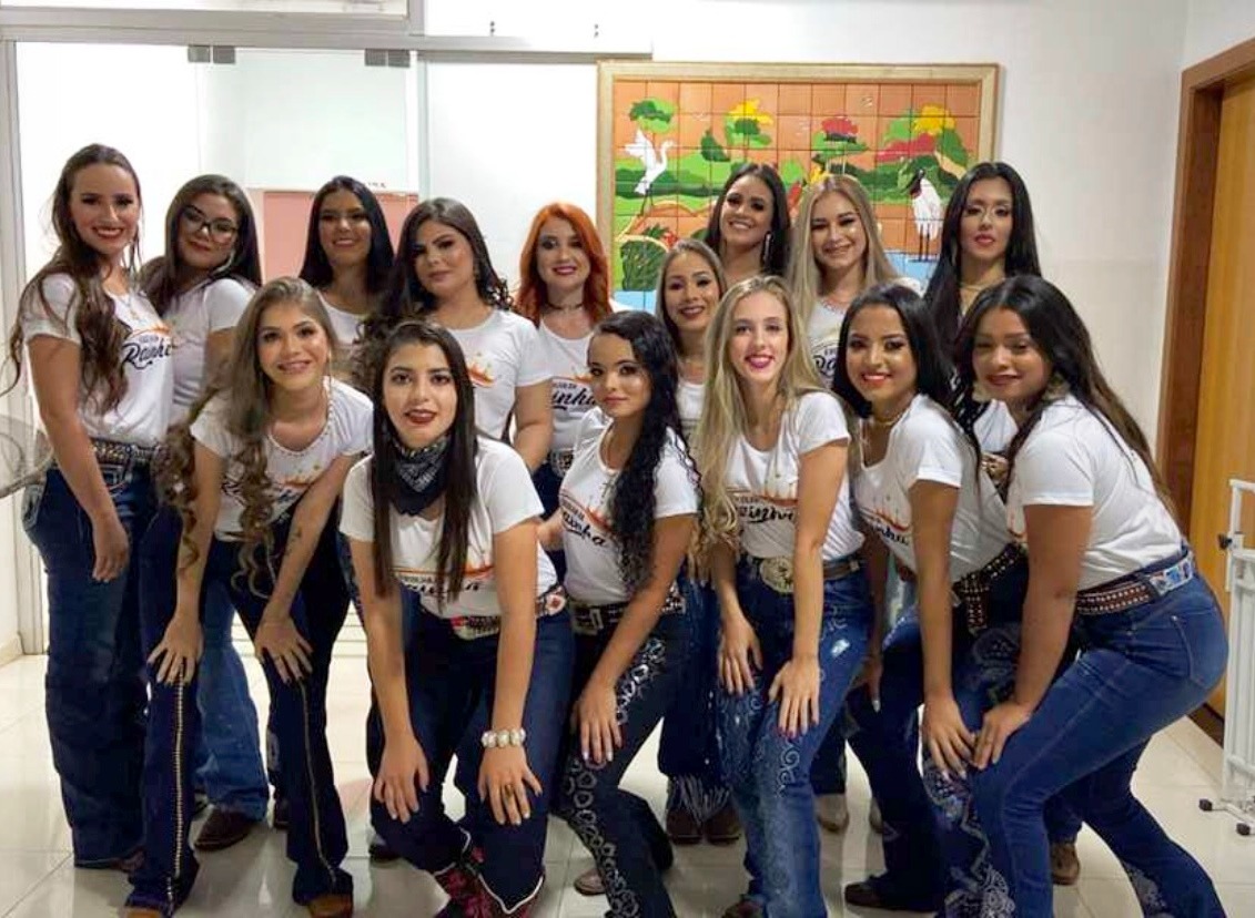 União entrega as faixas e coroas para Madrinha, Rainha, 1ª e 2ª Princesa da festa