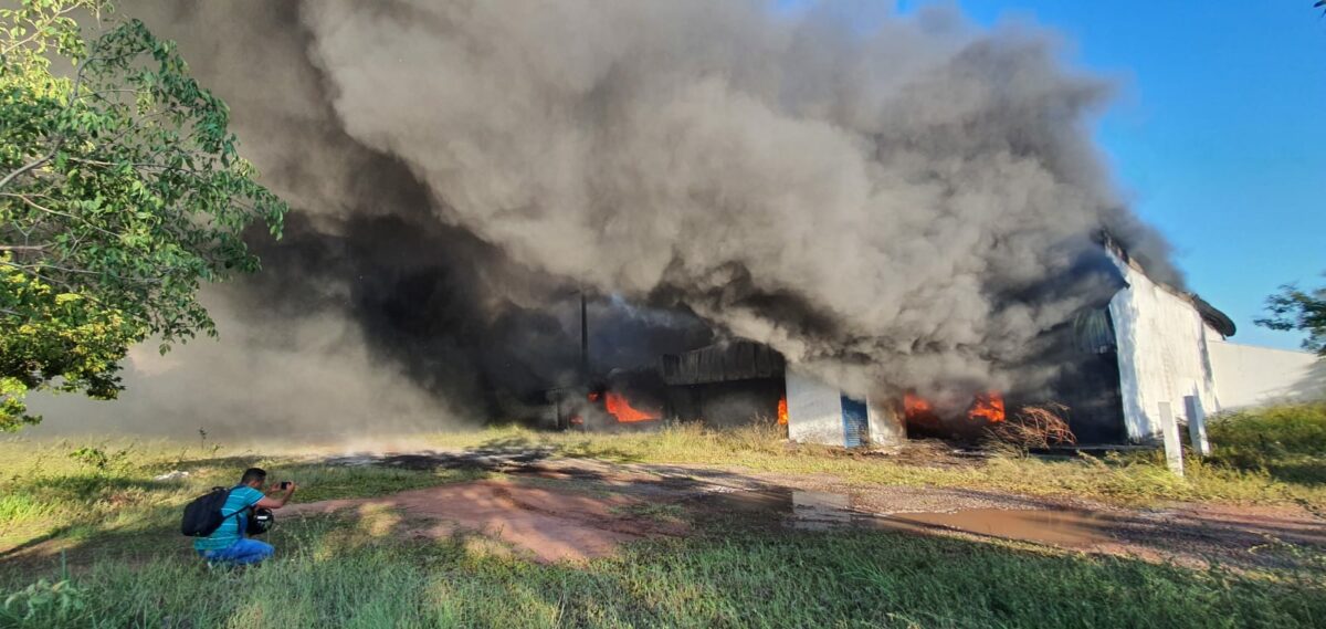 VÍDEO: depósito de tecidos pega fogo no Distrito Industrial, em Três Lagoas