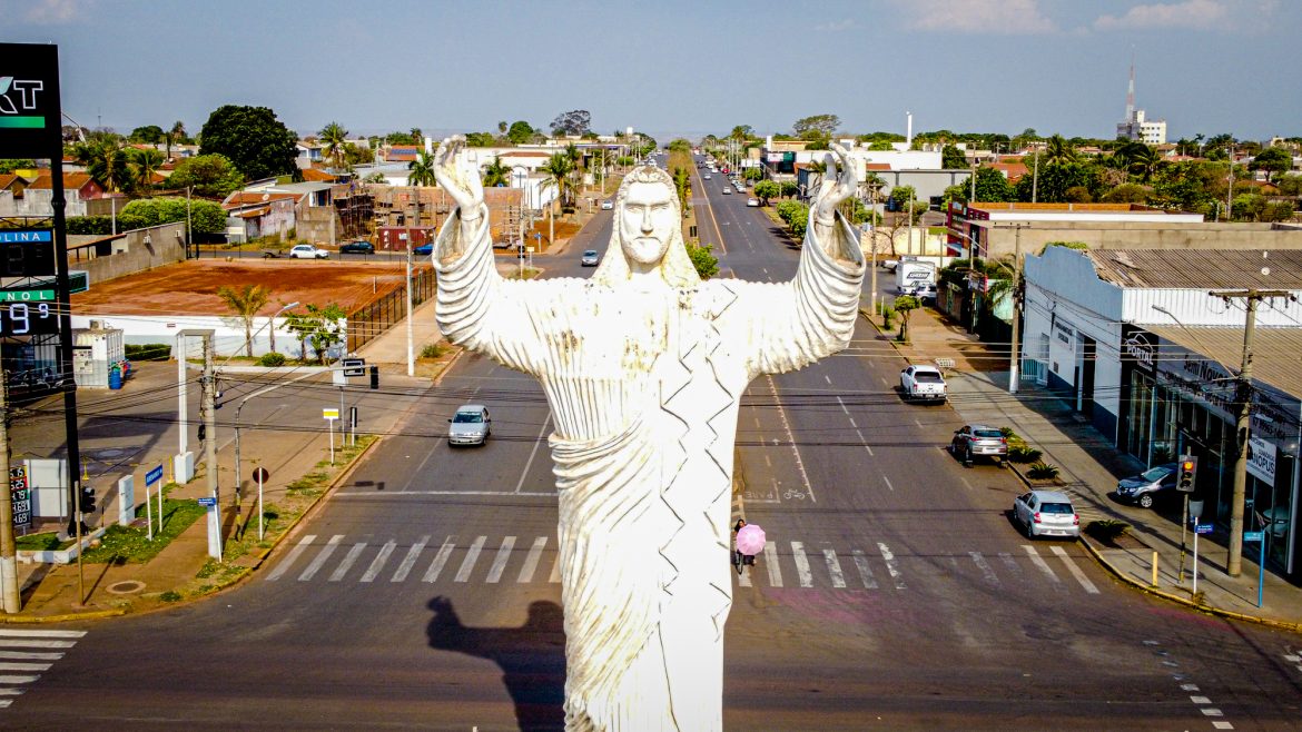 Revitalização do Cristo faz parte de uma campanha que visa arrecadar 3 toneladas em alimentos