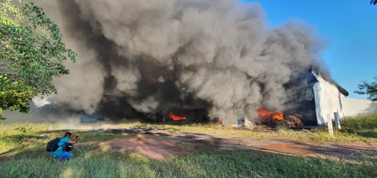 VÍDEO: depósito de tecidos pega fogo no Distrito Industrial, em Três Lagoas