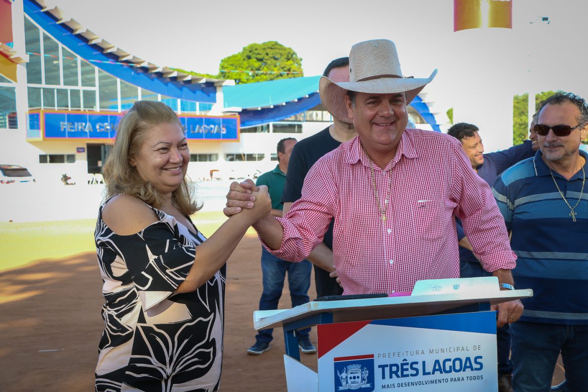 Prefeito autoriza início das obras do estacionamento e pavimentação e drenagem no entorno da Feira Central Prefeito autoriza início das obras do estacionamento e pavimentação e drenagem no entorno da Feira Central