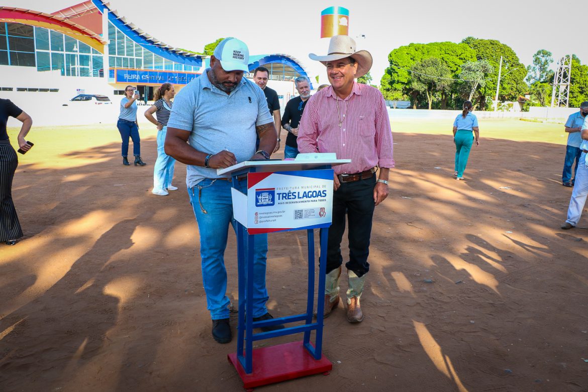 Prefeito autoriza início das obras do estacionamento e pavimentação e drenagem no entorno da Feira Central Prefeito autoriza início das obras do estacionamento e pavimentação e drenagem no entorno da Feira Central