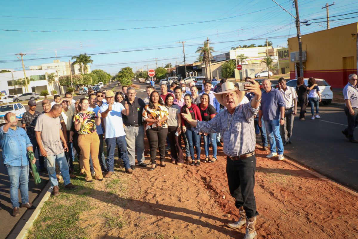 Prefeito autoriza início das obras do estacionamento e pavimentação e drenagem no entorno da Feira Central Prefeito autoriza início das obras do estacionamento e pavimentação e drenagem no entorno da Feira Central