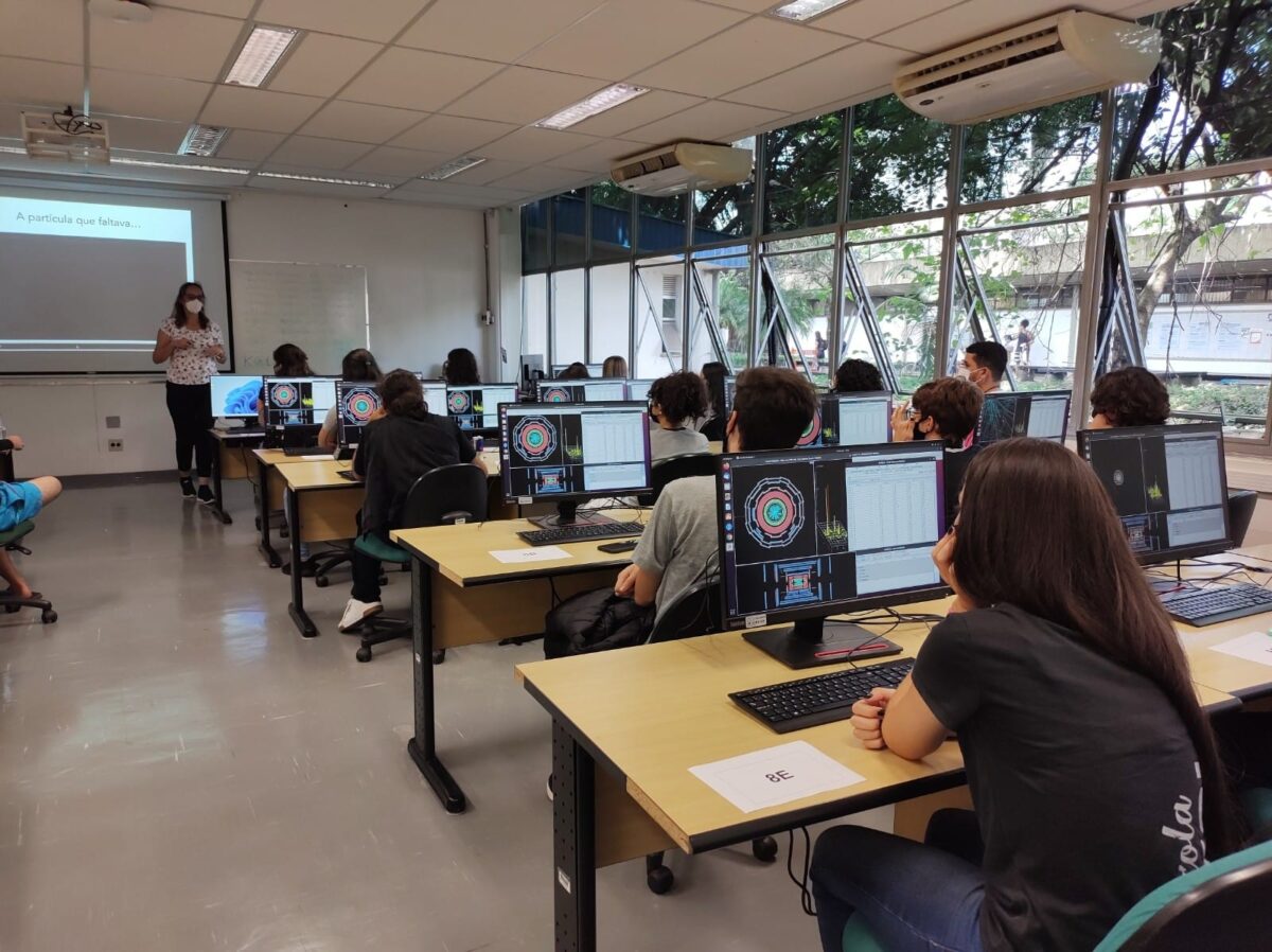 Alunos da Escola Sesi de Três Lagoas visitam Instituto de Física da USP Alunos da Escola Sesi de Três Lagoas visitam Instituto de Física da USP