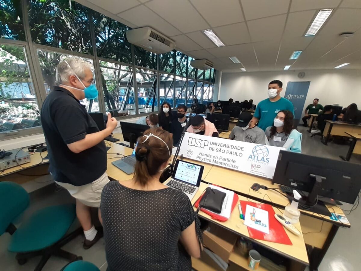 Alunos da Escola Sesi de Três Lagoas visitam Instituto de Física da USP Alunos da Escola Sesi de Três Lagoas visitam Instituto de Física da USP