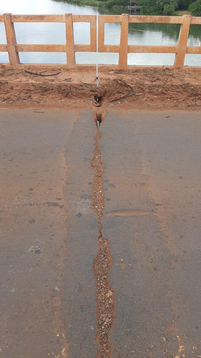 Ponte sob Rio Verde, que liga Três Lagoas à Brasilândia, está esburacada e usuários pedem reparos