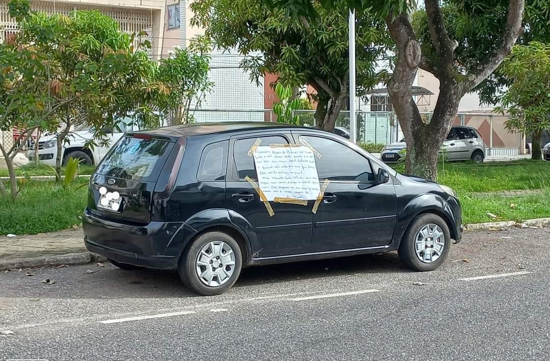 Mulher traída deixa bilhete em carro do marido: 'Respeite ela'....!