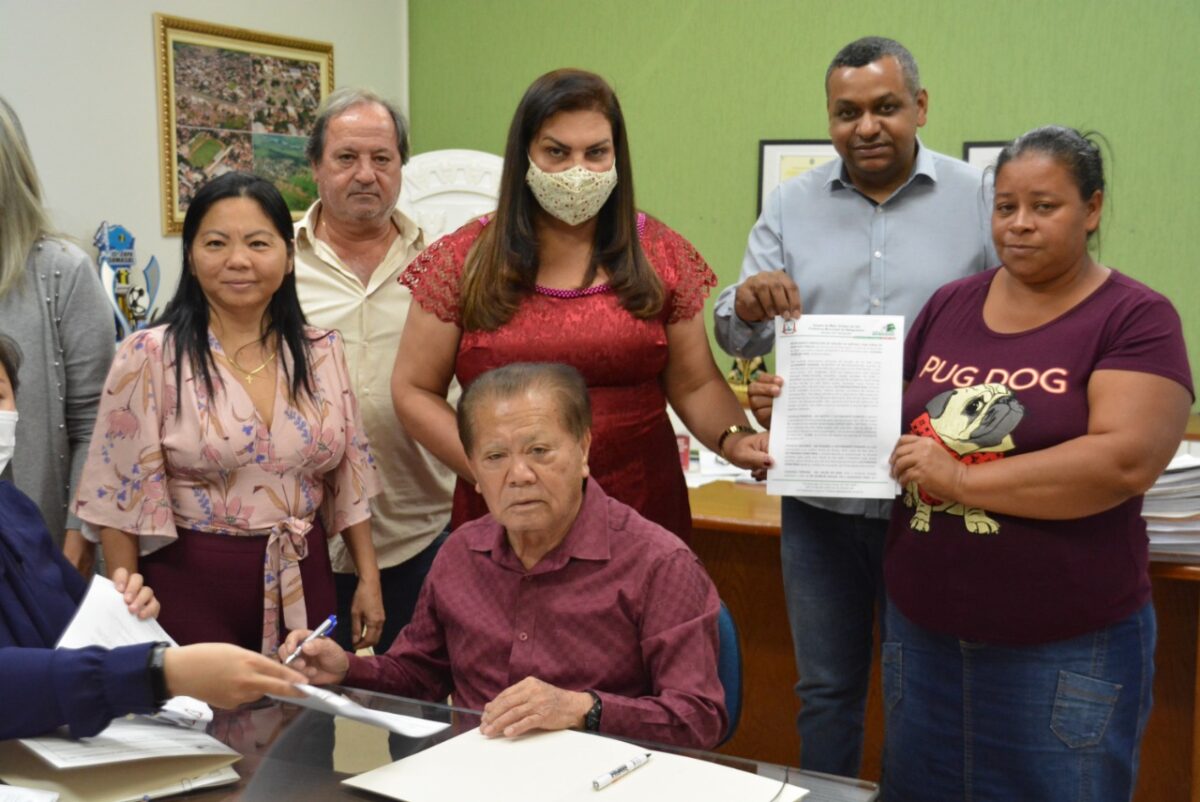 Prefeito Akira entrega contratos de doação de terrenos do Lote Urbanizado para famílias contempladas