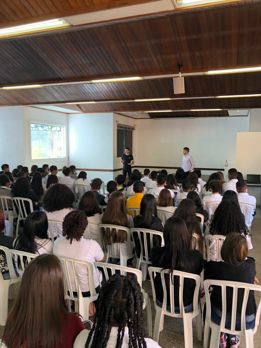 Organização estudantil oferece curso de empreendedorismo para mais de 100 mil jovens