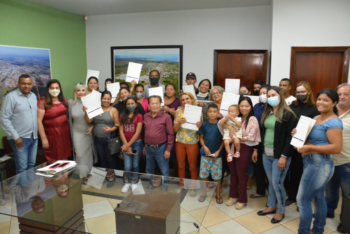 Prefeito Akira entrega contratos de doação de terrenos do Lote Urbanizado para famílias contempladas Prefeito Akira entrega contratos de doação de terrenos do Lote Urbanizado para famílias contempladas