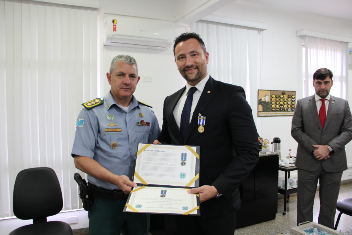 Promotor de Justiça de Paranaíba recebe a Medalha Tiradentes na Capital