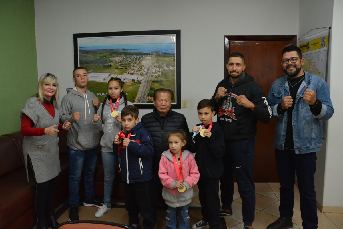 Prefeito Akira recebe atletas de Muay Thai que representaram Bataguassu em competição