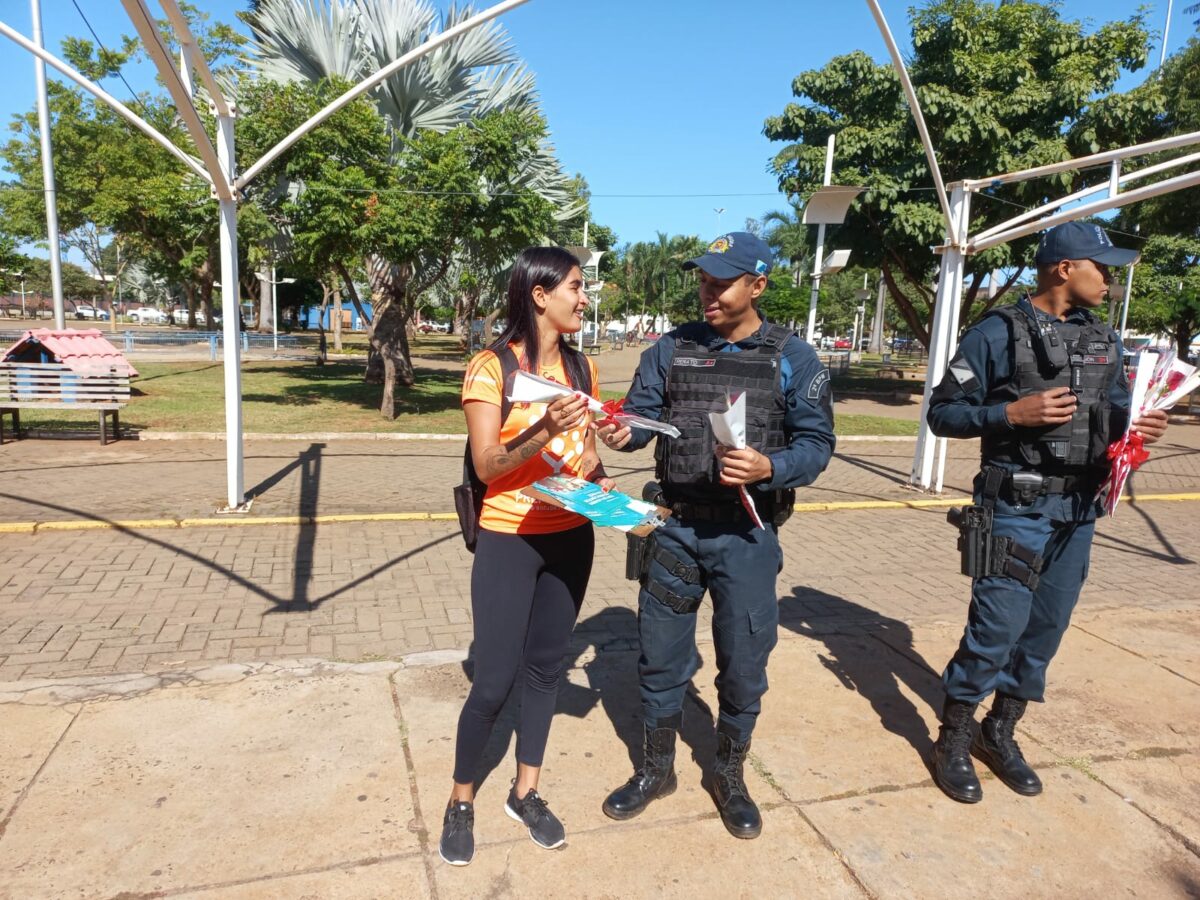 Mães de Três Lagoas recebem homenagens de militares do 2º BPM