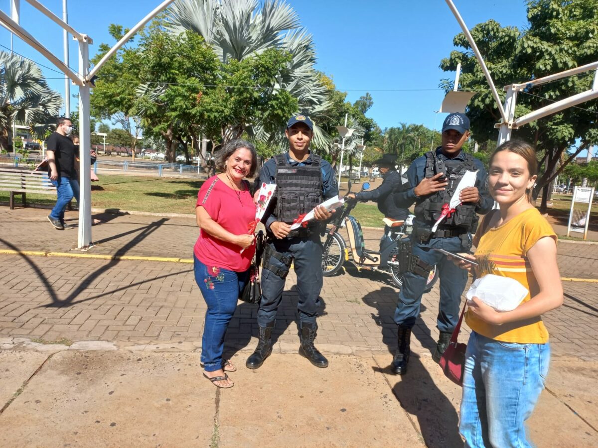 Mães de Três Lagoas recebem homenagens de militares do 2º BPM