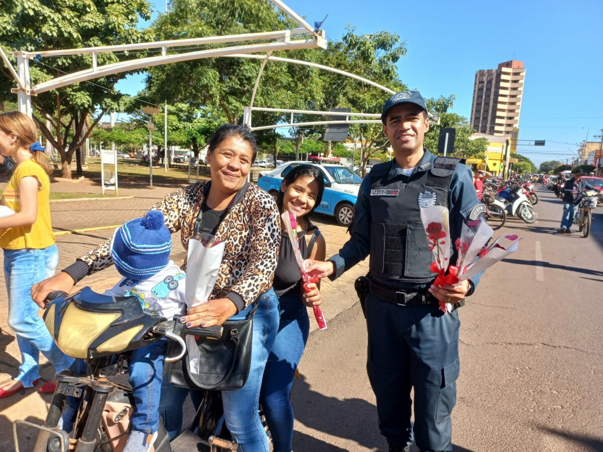 Mães de Três Lagoas recebem homenagens de militares do 2º BPM