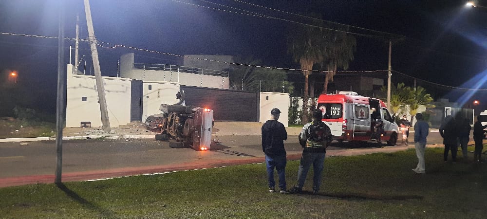 Condutor tomba caminhonete na Circular da Lagoa Maior