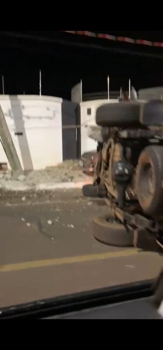 Condutor tomba caminhonete na Circular da Lagoa Maior