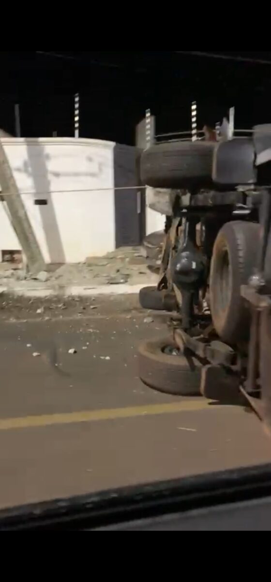 Condutor tomba caminhonete na Circular da Lagoa Maior